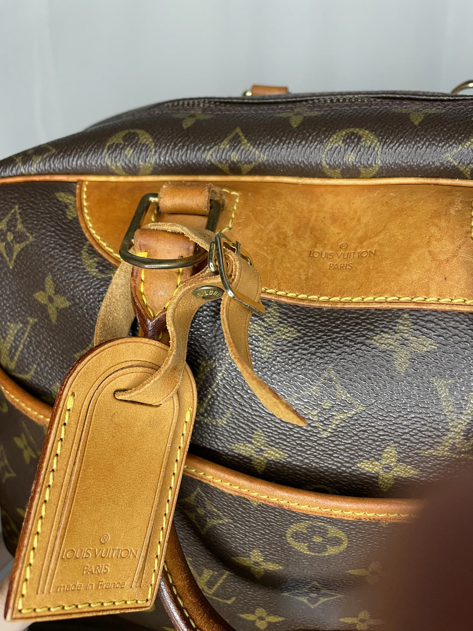 Vue rapprochée d’une attache et du porte-étiquette du sac Deauville