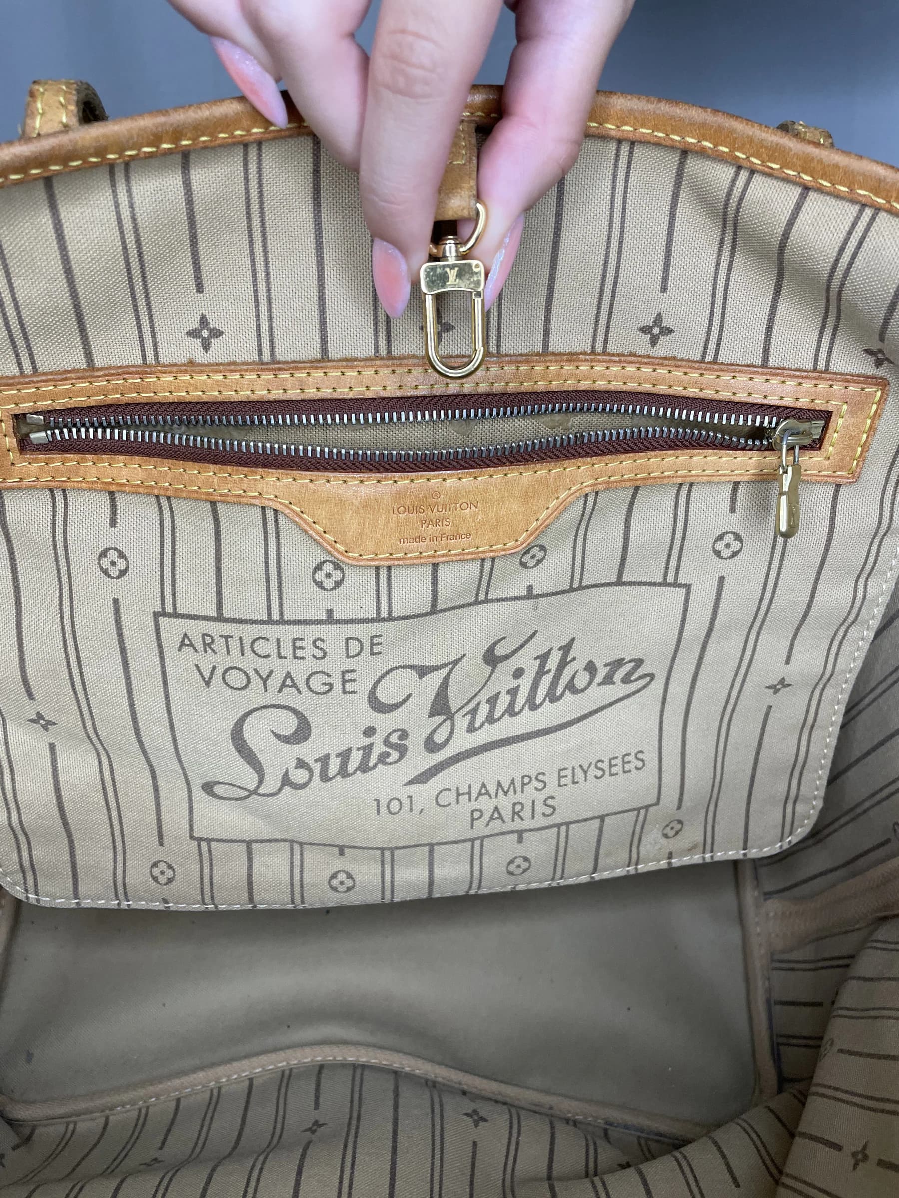 Intérieur du sac Neverfull avec poche zippée