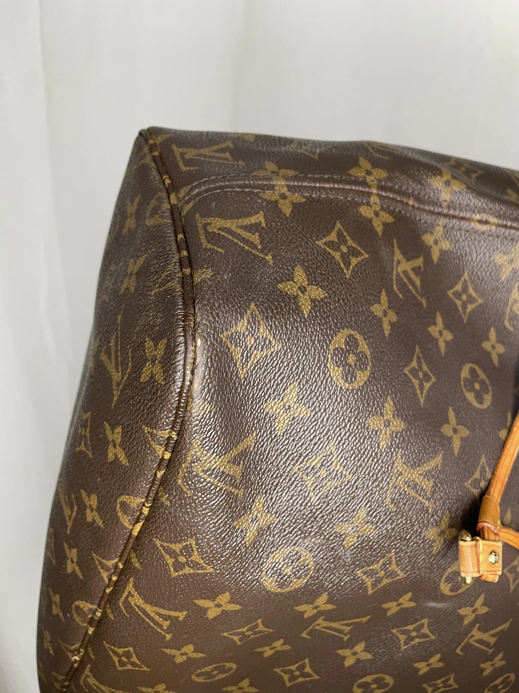 Vue rapprochée de la surface et de la bordure du sac Neverfull