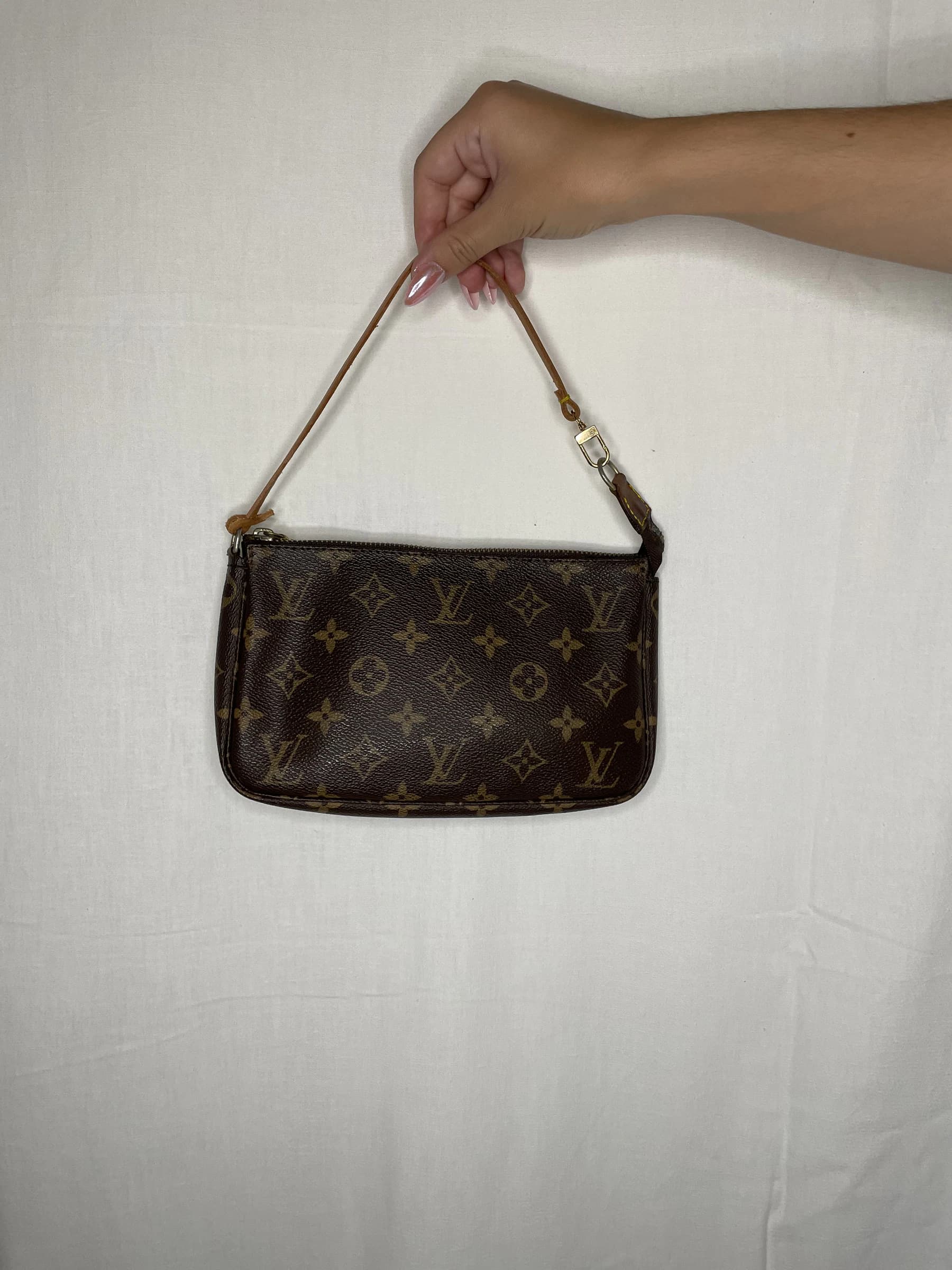 Pochette présentée de face, tenue par sa courte anse